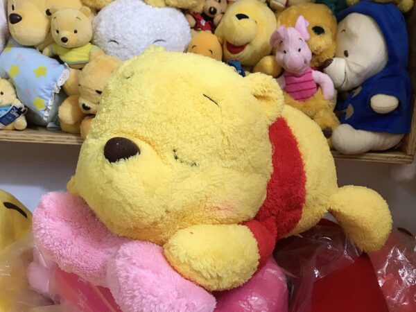 Gấu bông Pooh lười ôm trái tim