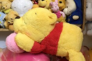 Gấu bông Pooh lười ôm trái tim