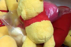 Gấu bông Pooh lười ôm trái tim